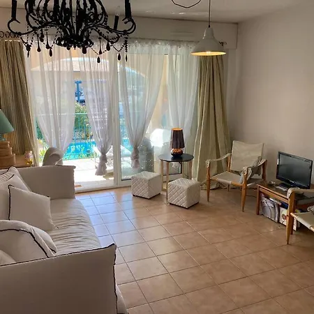 Deux Pieces Avec Terrasse Ensoleille Et Piscine *